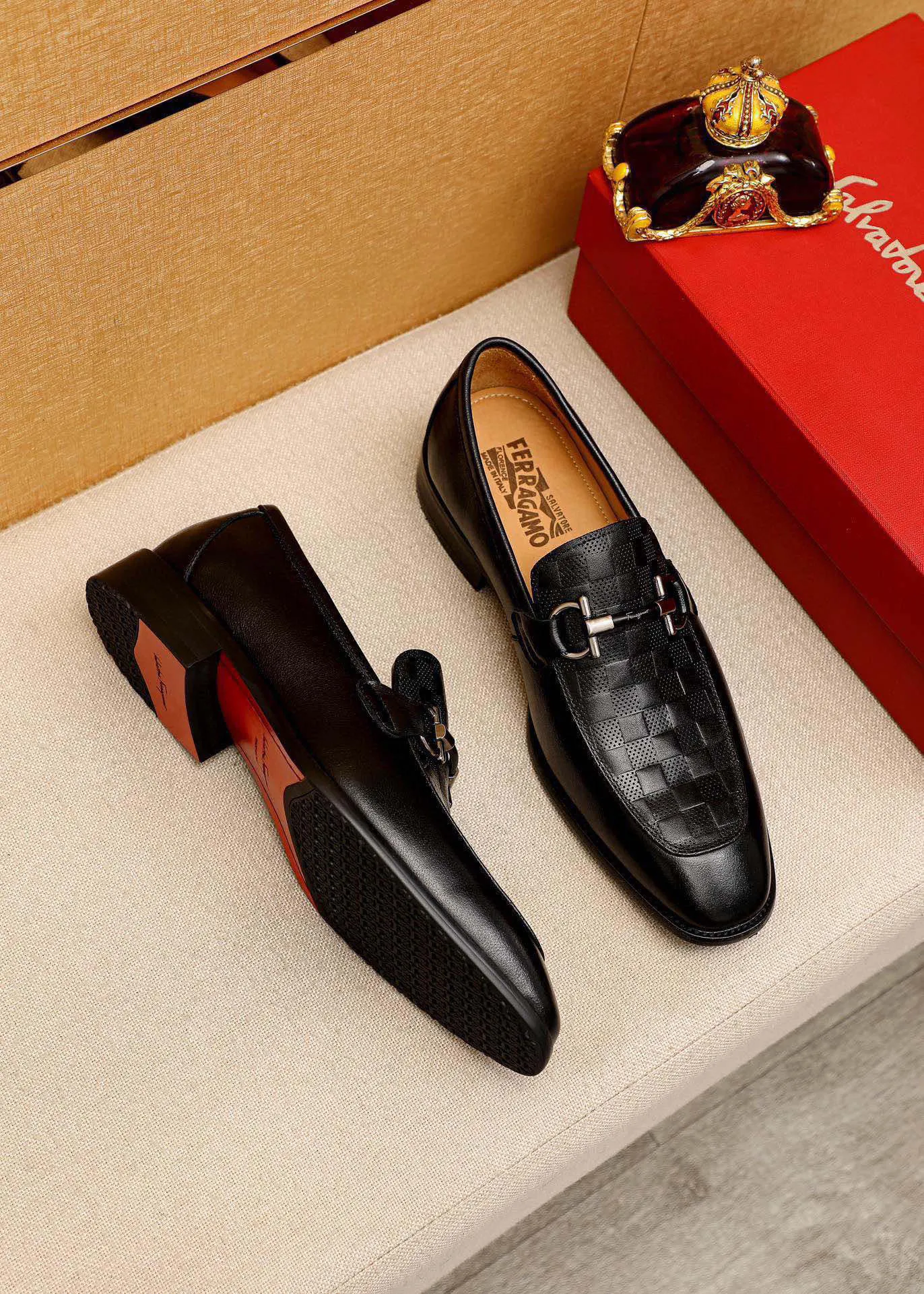 Men's shoes 💰460 💐 Product trademark: Ferragamo "Ferragamo" casual leather shoes Regular size: 38-44 (custom-made for 45🉑️) Product materials: Selected imported first-layer calfskin embossed upper + original hardware buckle, imported water-dyed cowhide leather lining. Strong three-dimensional visual effect, combined outsole Color: 1⃣️color optional